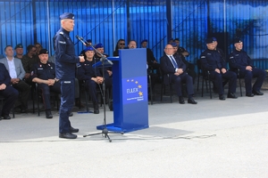 Zastępca Komendanta Głównego Policji stoi przy mównicy