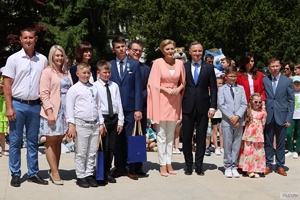 para prezydencka z grupą dzieci i ich rodzicami