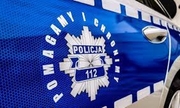 bok policyjnego radiowozu z napisem Pomagamy i Chronimy oraz Policja i 112