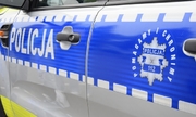 bok radiowozu policyjnego, na którym znajduje się napis policja i logo: pomagamy i chronimy