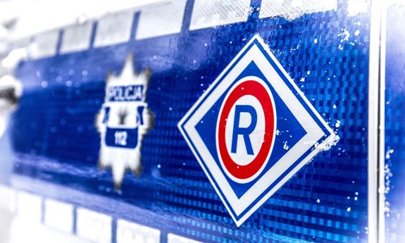 logo policji ruchu drogowego na drzwiach radiowozu policyjnego