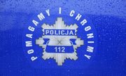 logo pomagamy i chronimy na drzwiach radiowozu policyjnego