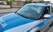 radiowóz policyjny z uszkodzoną przednią szybą