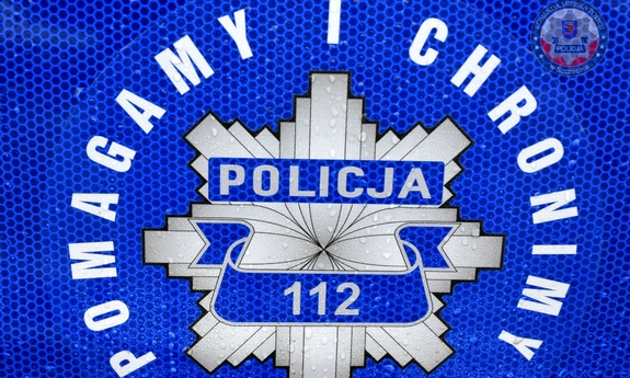logo pomagamy i chronimy na drzwiach radiowozu policyjnego