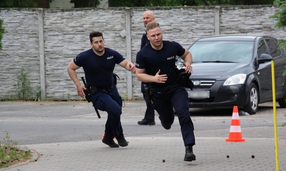 dwaj biegnący policjanci