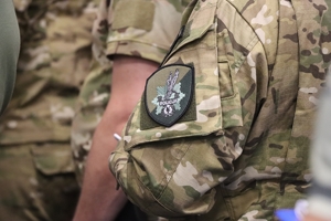 naszywka z logiem CPKP BOA na ramieniu na mundurze kontrterrorysty