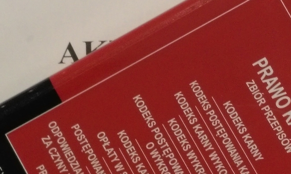 Kodeks karny leżący na teczce akt sprawy
