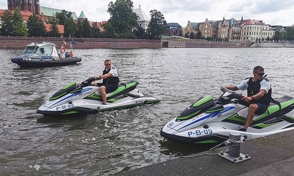 Policjanci na skuterach wodnych płyną po Odrze