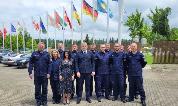 Wspólne zdjęcie polskich policjantów na placu manewrowym