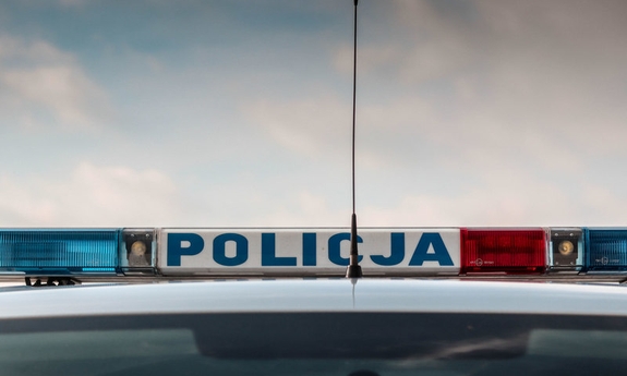 sygnalizator świetlny na dachu radiowozu policyjnego z napisem policja