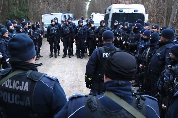 policjanci podczas działań poszukiwawczych