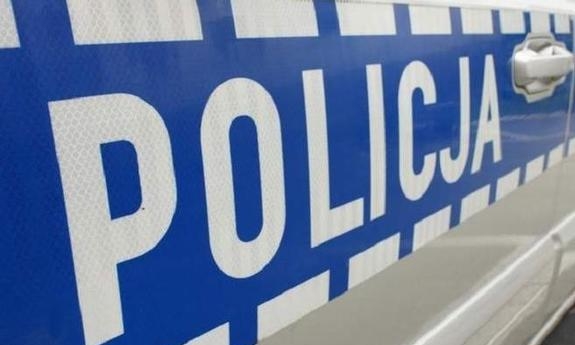 napis policja na drzwiach radiowozu policyjnego