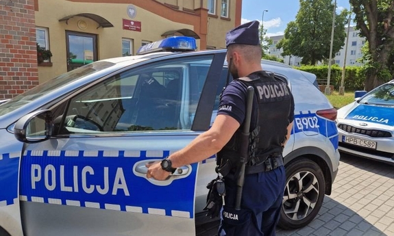 policjant wsiadający do radiowozu