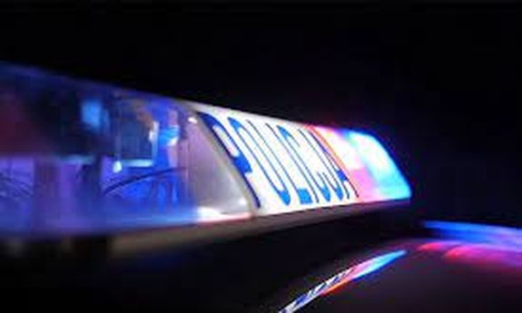 sygnalizator świetlny na dachu radiowozu policyjnego z napisem policja