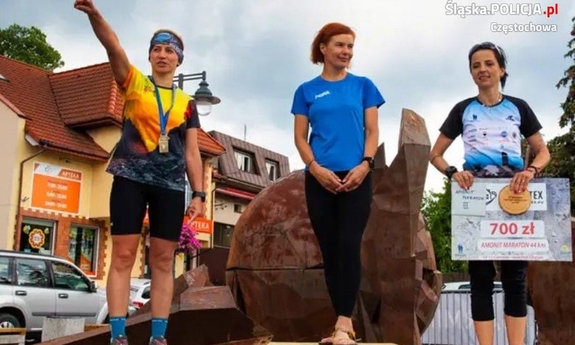 3 kobiety stoją na 3 pudłach podium