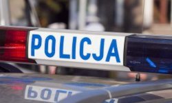Napis Policja znajdujący się na belce na dachu radiowozu