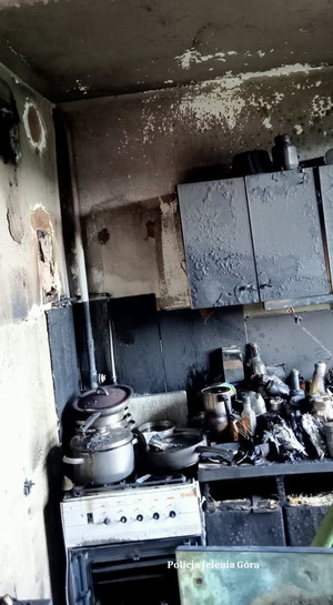 Spalone po pożarze mieszkania pomieszczenie kuchenne
