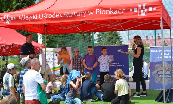 Grupa dzieci na scenie biorąca udział w konkursie (wyróżnione w tzw. zające)