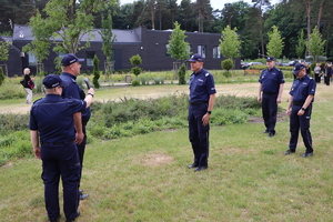 Policjanci podczas meldunku rozpoczynającego wydarzenie.