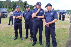 Grupa policjantów.