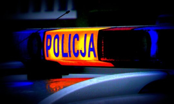 pora nocna, sygnały świetlne na dachu radiowozu policyjnego z napisem policja