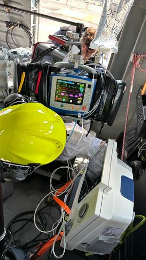 wnętrze śmigłowca, aparatura medyczna do monitorowania stanu pacjenta