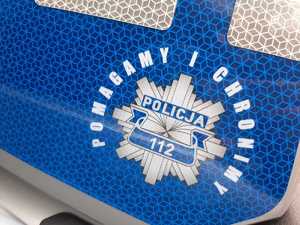 logo pomagamy i chronimy na drzwiach radiowozu policyjnego