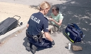 Policjantka udzielająca pomocy kobiecie
