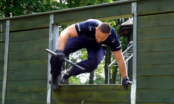 policjant podczas pokonywania tory przeszkód