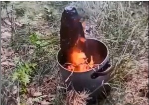 palący się pocisk znajdujący się w garnku