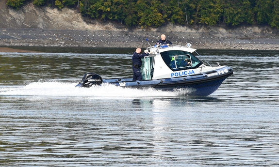 umundurowani policjanci na łodzi
