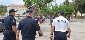 polski policjant wspólnie z chorwackimi policjantami patrolują ulice miasta