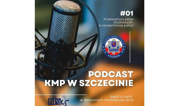 z lewej strony mikrofon z prawej od góry napis: #01 Przewodnicy psów służbowych w szczecińskiej policji. Poniżej logo Komendy Miejskiej Policji w Szczecinie, poniżej napis: Podcast KMP w Szczecinie. Bądź z nami w dowolnym momencie dnia i logo Nius Radia - Studenckiego Radia Uniwersytetu Szczecińskiego