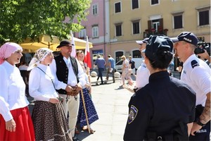 polscy policjanci patrolują ulice Chorwacji razem z chorwackimi policjantami