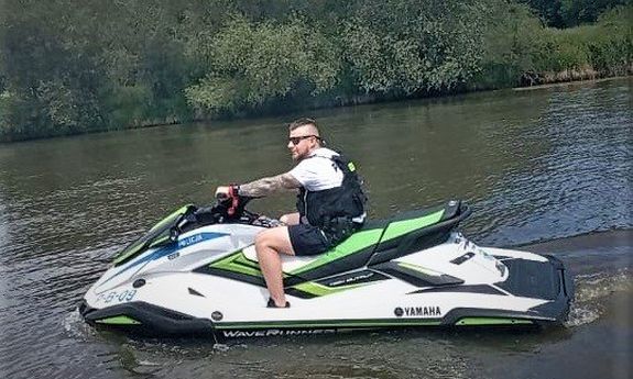 Policjant na skuterze wodnym