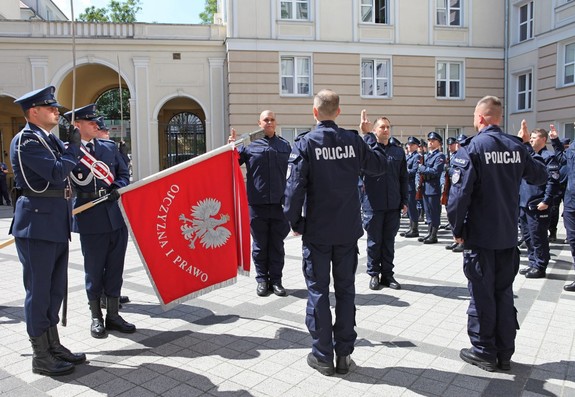 ślubowanie nowo przyjętych policjantów