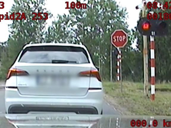 Kobieta wjechała samochodem na przejazd kolejowy pomimo czerwonego sygnału nadawanego przez sygnalizator