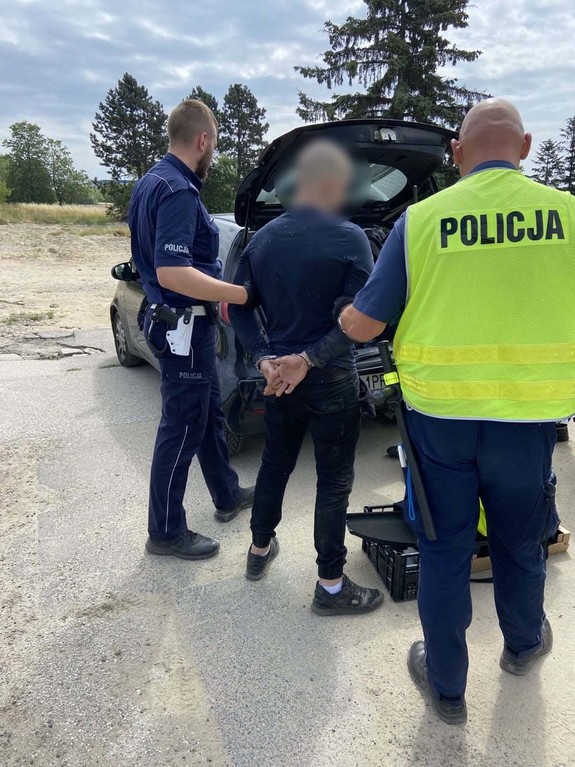 Nie zatrzymał się do kontroli policyjnej, bo był poszukiwany i pod wpływem narkotyków - dwóch policjantów wraz z zatrzymanym mężczyzną