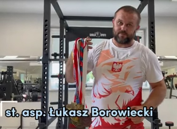 W życiu warto mieć pasję …. policjant i weteran podnoszenia ciężarów