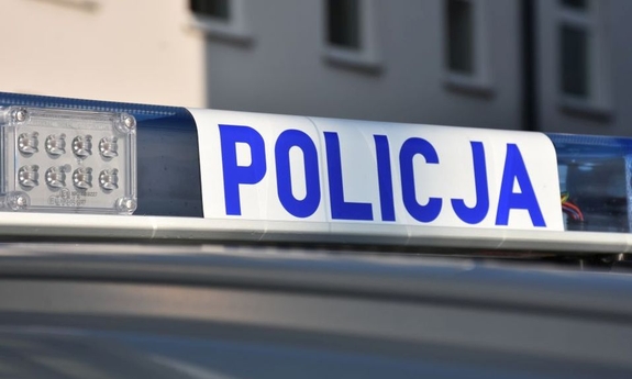 napis policja na sygnalizatorze świetlnym na dachu radiowozu policyjnego