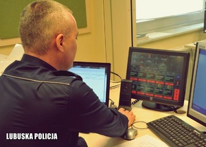 Dyżurny Policji podczas pracy przy komputerze