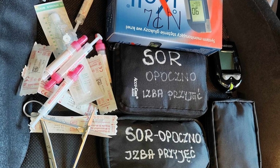 odzyskane akcesoria medyczne z napisem SOR Opoczno