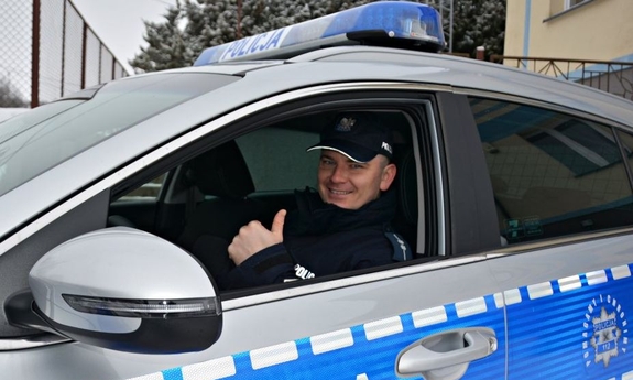 policjant w radiowozie