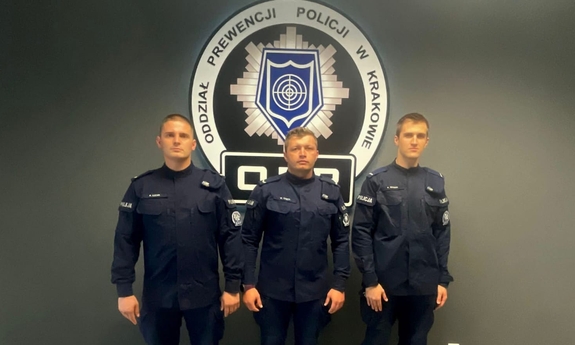 Trójka z policjantów, która brała udział w akcji ratowania mężczyzny