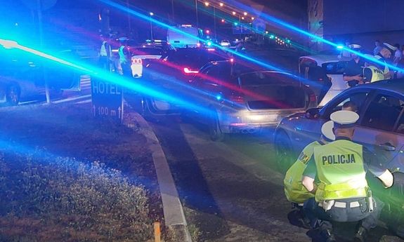 noc, nielegalne rajdy, policyjne radiowozy