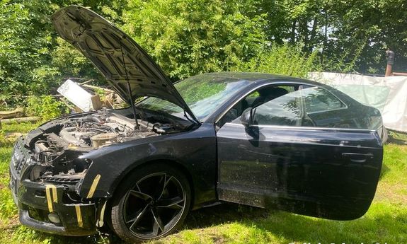 Audi z otwartą komorą silnika