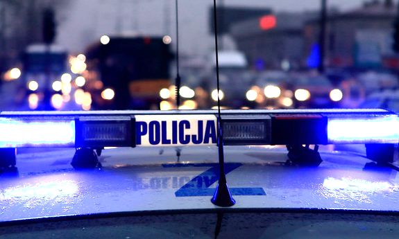 sygnalizator świetlny na dachu radiowozu policyjnego z napisem policja