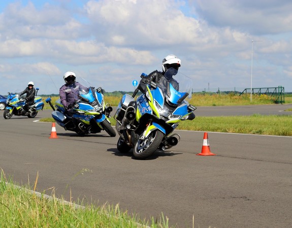 policjanci na motocyklach na torze