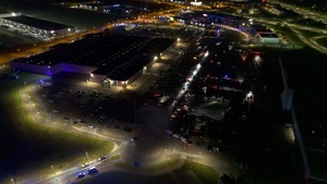 pora nocna - widok z drona na nocny zlot samochodów