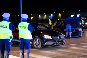 pora nocna policjanci ruchu drogowego kontrolują auta
